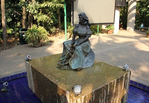 075-Фигурка девушки в фонтане
